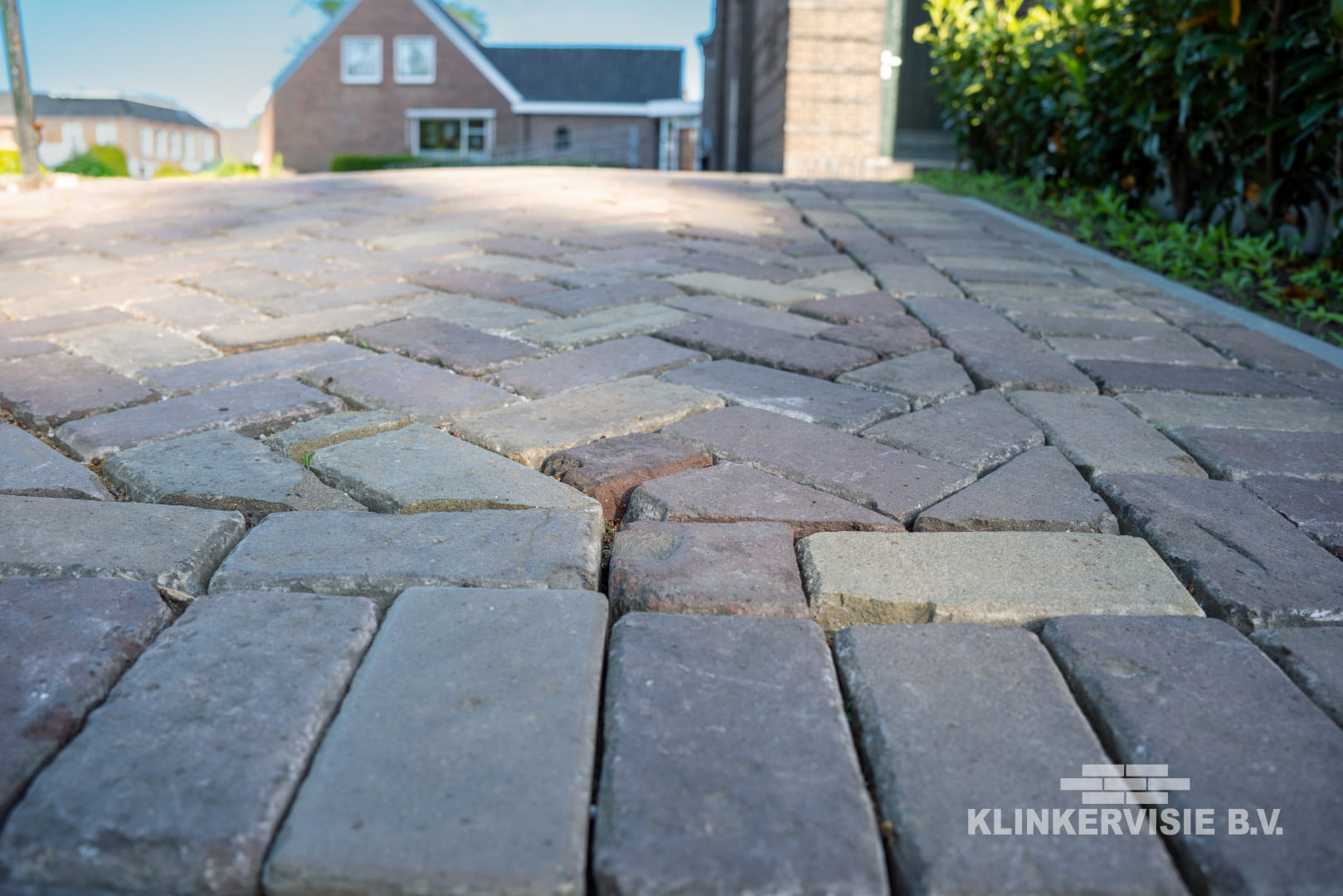 Close-up van geselecteerde oud gebakken klinkers op een oprit